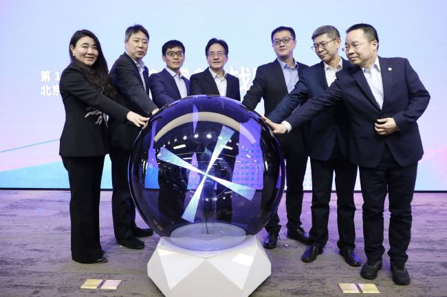 外国趴着打光屁股打红的网站