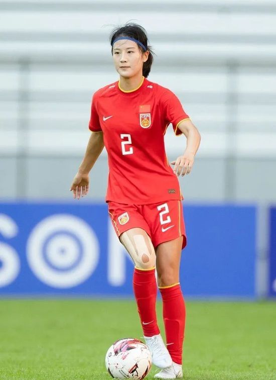 美女张开腿露出尿口